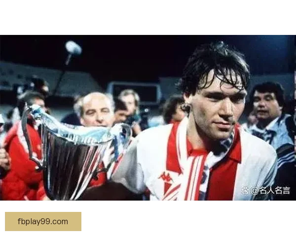 但是他有俩冠军范巴斯滕怒批滕哈格眼光太差引援尽是二流球员操作